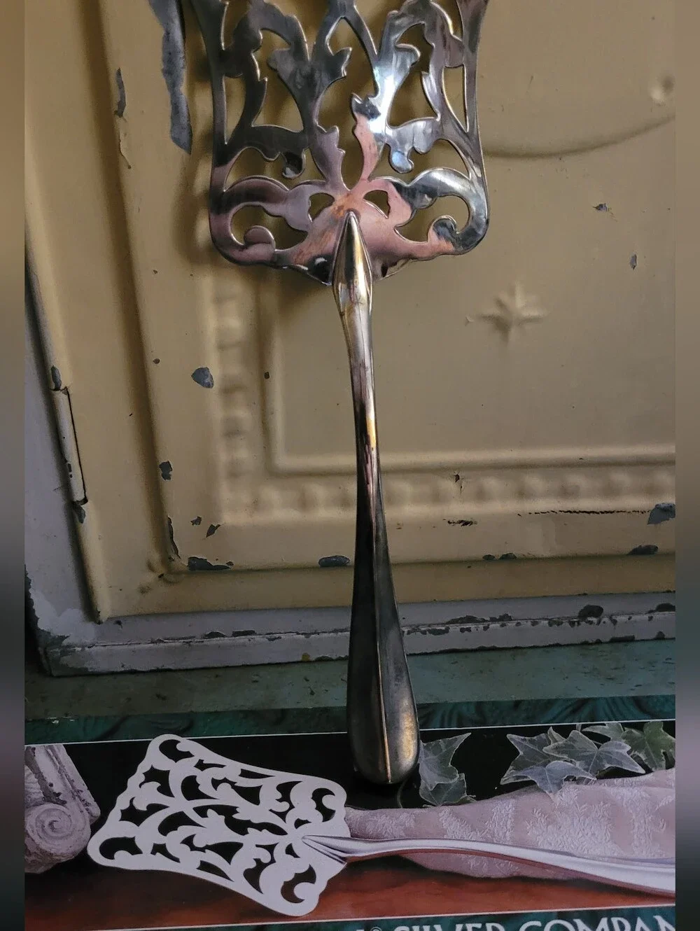International Silver Co. Ornate Pierced Serving Spade - Silver Plated